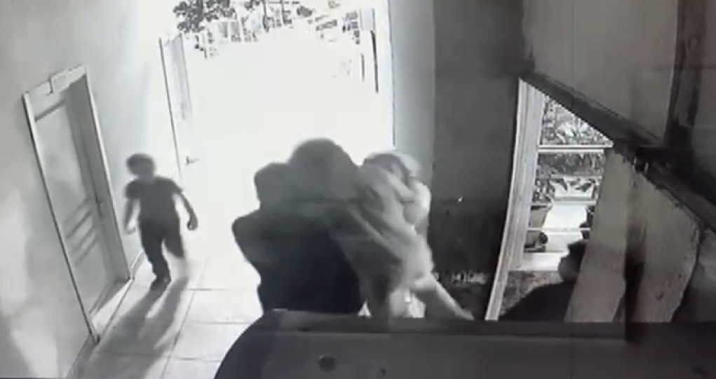 Öfkeli baba çocuğunu havaya kaldırıp yere vurdu