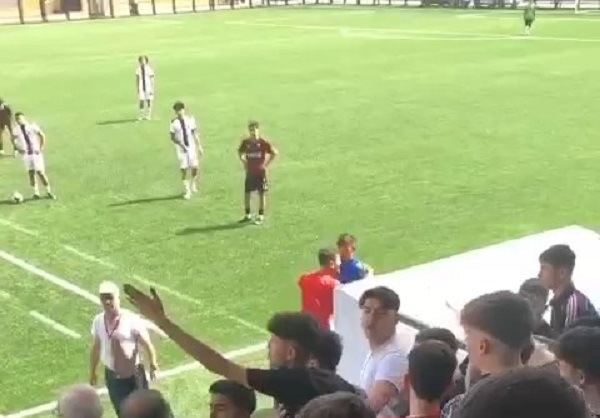 Öfkeli seyircilerden futbolculara hakaret