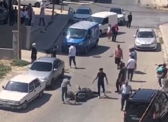 Öfkeli sürücü motosikleti tekmeledi