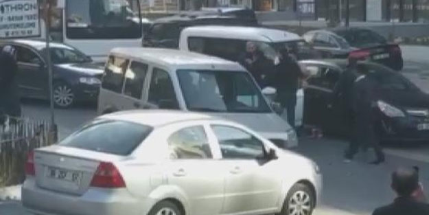 Öfkeli sürücü ortalığı birbirine kattı! Çarptığı aracın sürücüsünü kovaladı