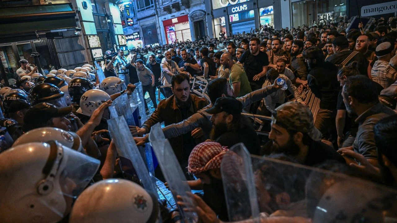 Öfkesi dinmeyen Müslümanlar, İslâm düşmanı Leman’ın kapatılmasını istiyor!