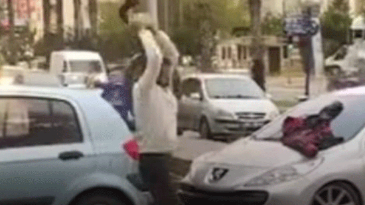 Öfkesini ondan çıkardı: Trafiğin ortasında paramparça etti!