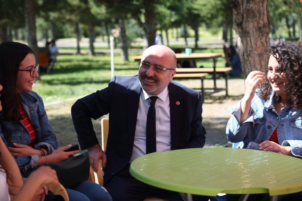 Öğle Arasında Öğrencilere Rektörden Sürpriz! 