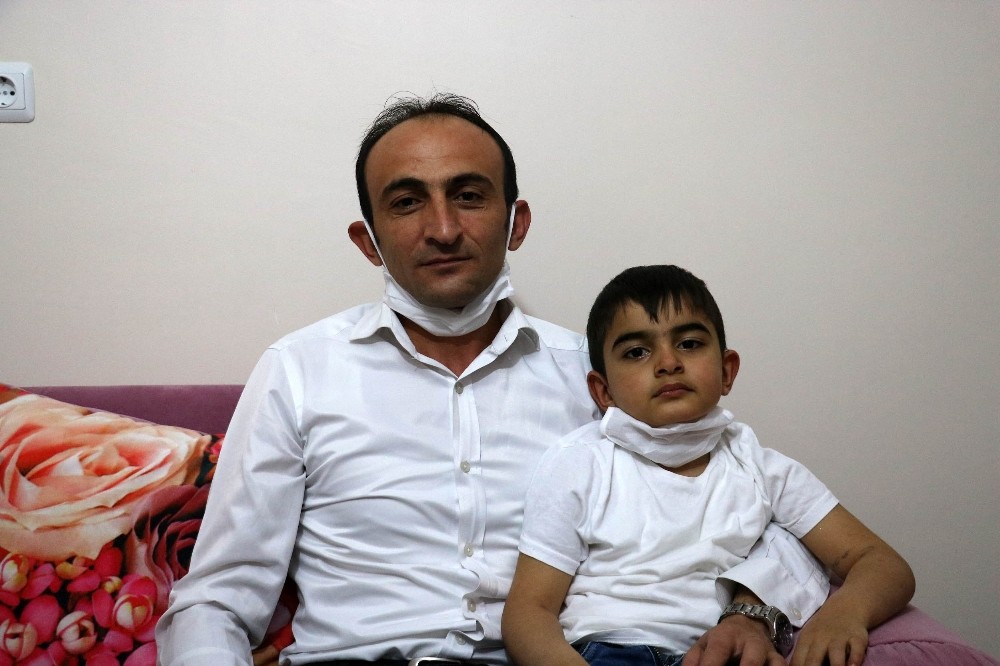 Oğlu ile birlikte virüsü yenen baba: 