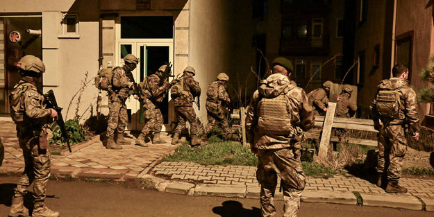 Oğlu tarafından rehin alınan anne ve babayı özel harekat ekipleri kurtardı