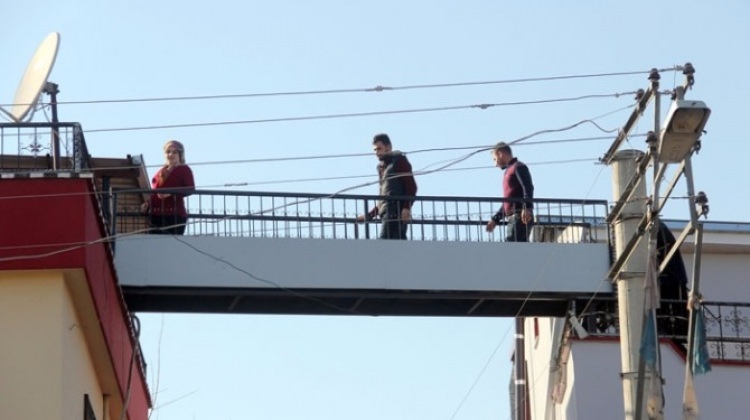 Oğlu ve gelini için üst geçit yaptırdı