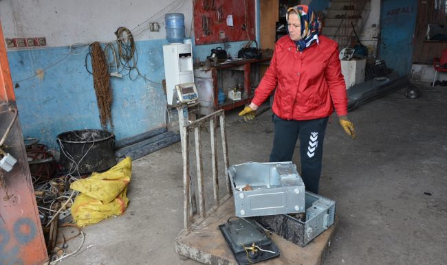 Oğluna destek olmak için hurdacılık yapıyor
