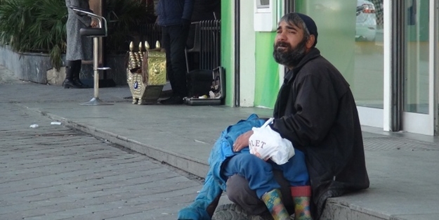 Vicdansız baba! Dilenebilmek için oğlunu...