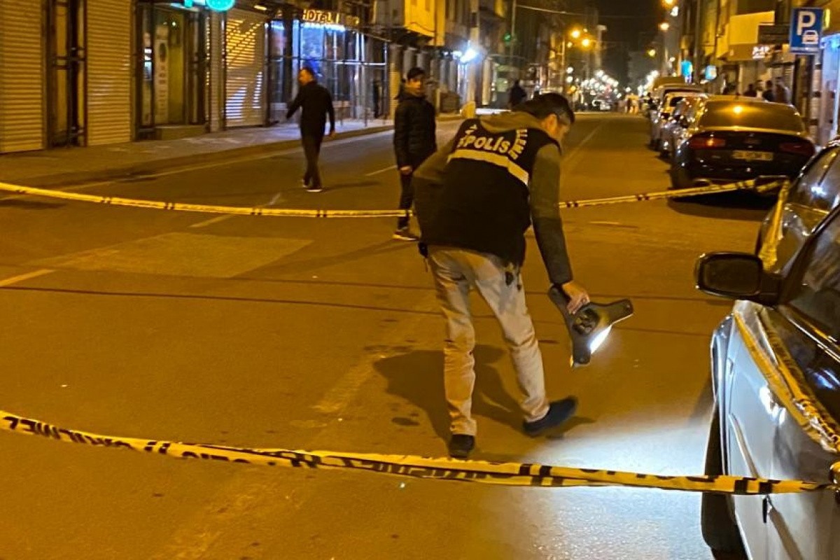 Oğlunu bıçaklandığını görünce kurşun yağdırdı: 3 yaralı