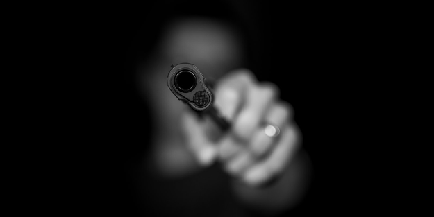 Oğlunu darp eden adamı vurdu