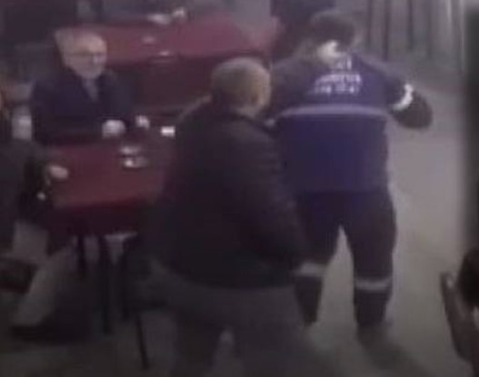 Oğlunu döven adama kurşun yağdırdı!