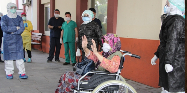 Oğlunu korona nedeniyle kaybeden 83 yaşındaki teyze virüsü alt etti!