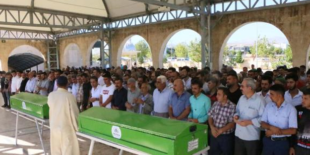 Oğlunu uyurken, eşini yemek yaparken öldürdü, vurularak yakalandı