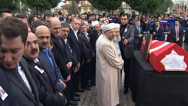 Şehit kaymakamın cenaze namazını babası kıldırdı