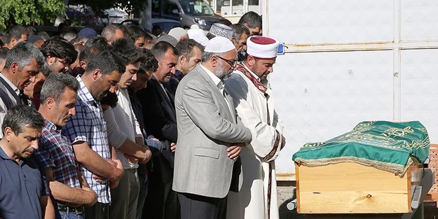 Oğlunun Cenaze Namazını gözyaşları içinde kıldırdı