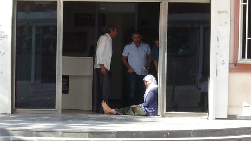 Oğlunun dağa kaçırıldığını savunan anne, geceyi HDP il binası önünde geçirdi 