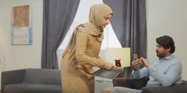 Oğlunun evini temizlemeye gittiğini unutan Sevilay Yılman, eşine çay ikram eden kadın için "erkeğin kölesi gibi gösteriyor" diyerek Diyanet'i hedef aldı!