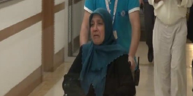 Oğlunun şehit haberini hacda alan aile yurda döndü