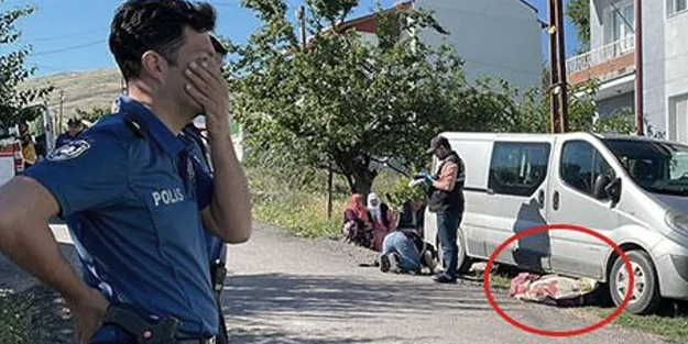 Oğlunun kullandığı minibüsün altında kalan kadın vefat etti