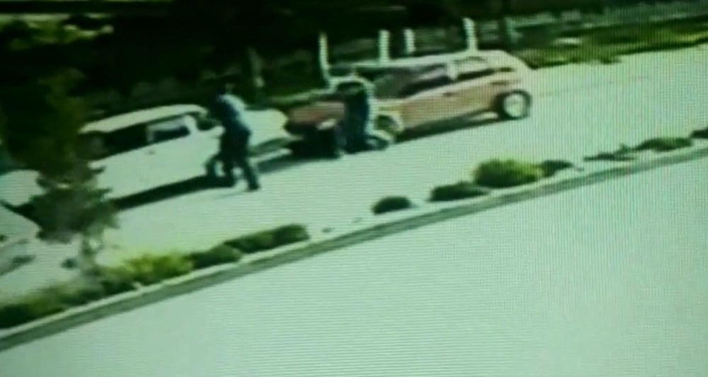 Oğlunun ölümüne neden olduğunu iddia ettiği kişiyi öldürdü...Cinayet anı kamerada 