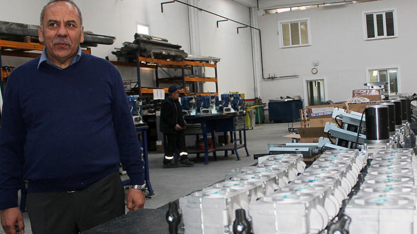 Oğlunun oyuncağını incelerken aklına geldi! Şimdi 5 fabrikası var...