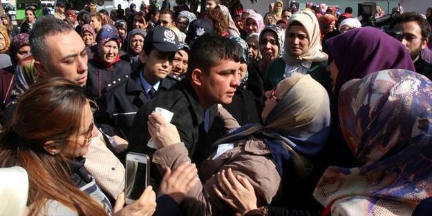 Oğlunun silah arkadaşına bu soruyu sorunca... Gözyaşlarına boğuldular