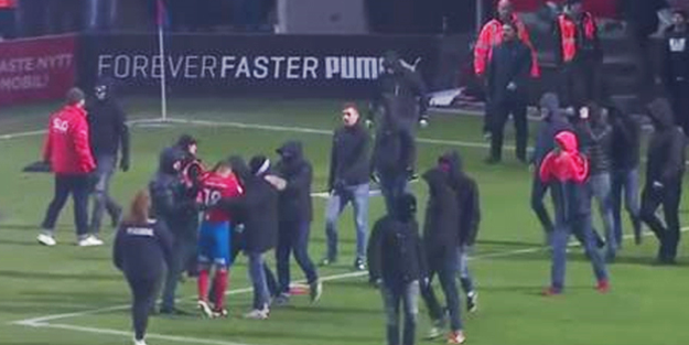 Oğluyla birlikte dayak yiyince görevi bıraktı