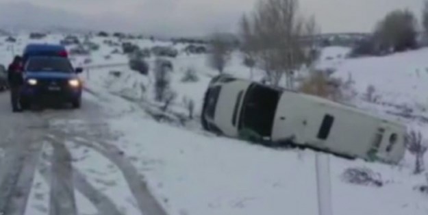 Öğrenci minibüsü devrildi: 1 ölü, 15 yaralı!