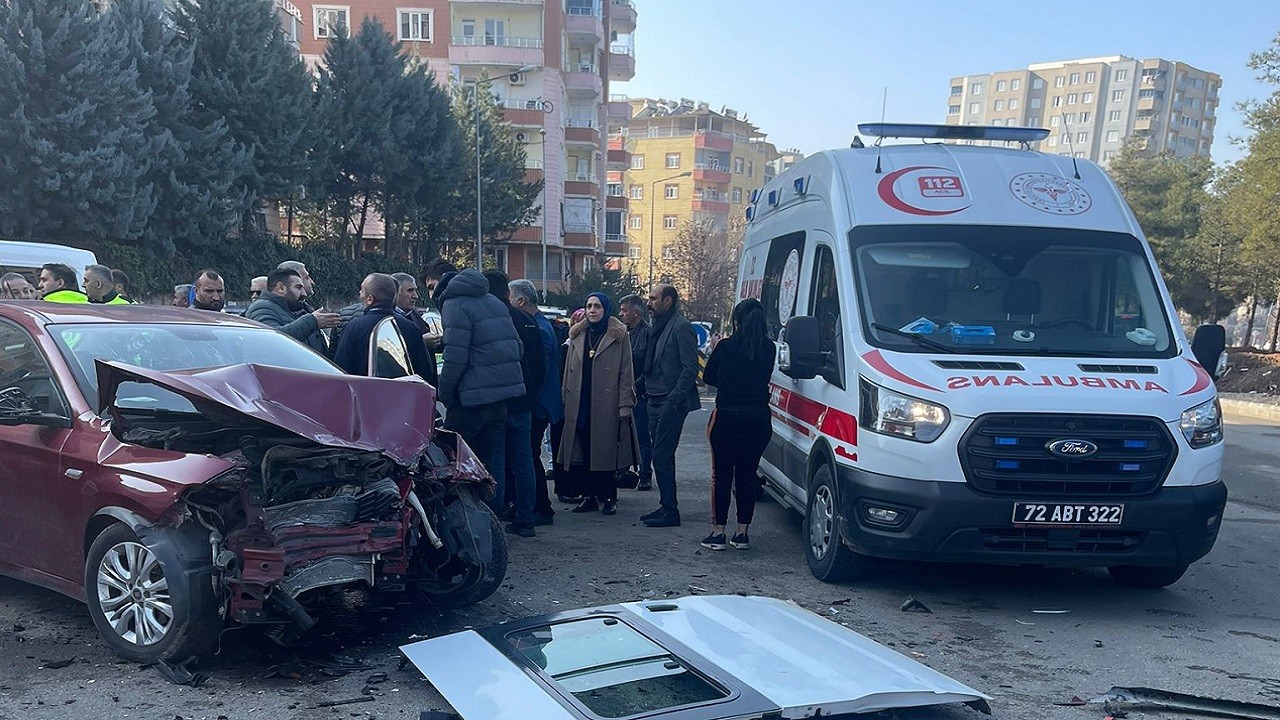 Öğrenci minibüsü kaza yaptı: 20 yaralı