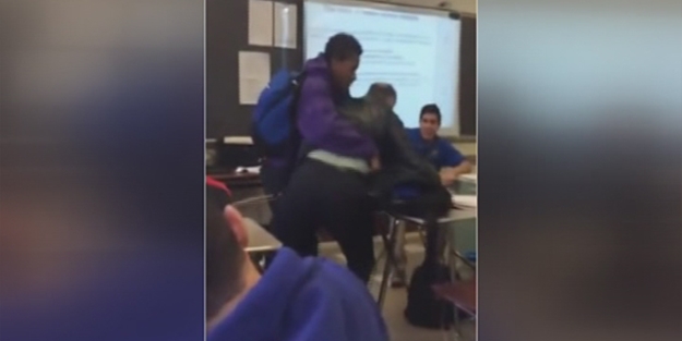 Öğretmenini yerden yere vurdu!../VİDEO