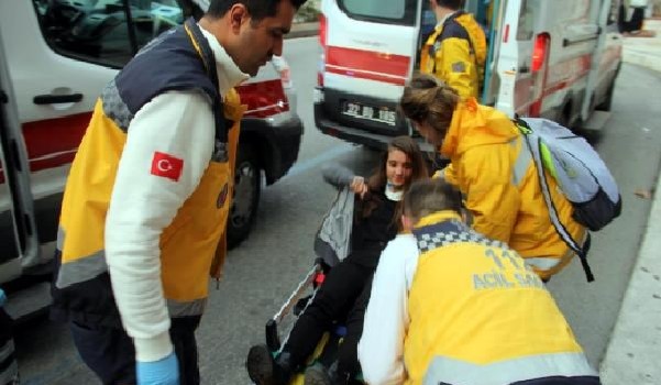 Öğrenci servisi 3 öğrenciye çarpıp kaçtı