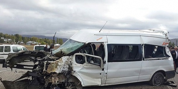 Öğrenci servisi askeri araçla çarpıştı: 14 yaralı