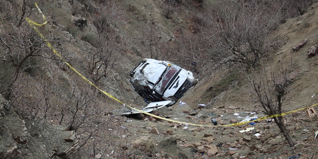 Öğrenci servisi devrildi: Ölü ve yaralılar var