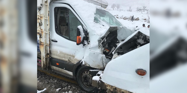 Öğrenci servisi ile araç kafa kafaya çarpıştı: 11'i öğrenci 14 yaralı