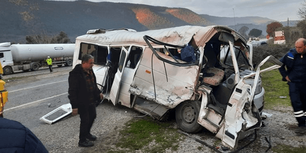 Öğrenci servisi ile TIR çarpıştı!