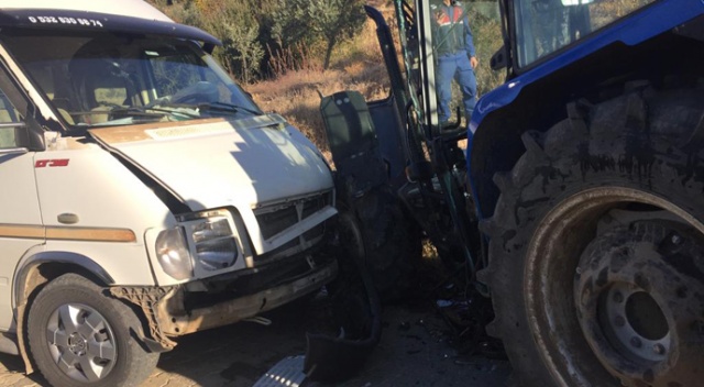 Öğrenci servisi ile traktör çarpıştı: 8 yaralı