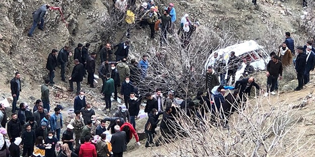 Öğrenci servisi kaza yaptı: 2 ölü, 26 yaralı