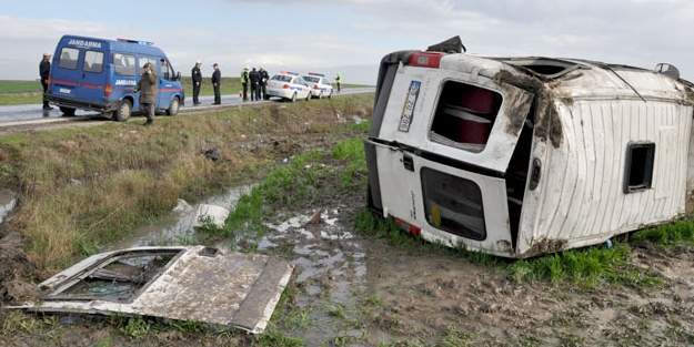 Servis minibüsü devrildi: 8 yaralı