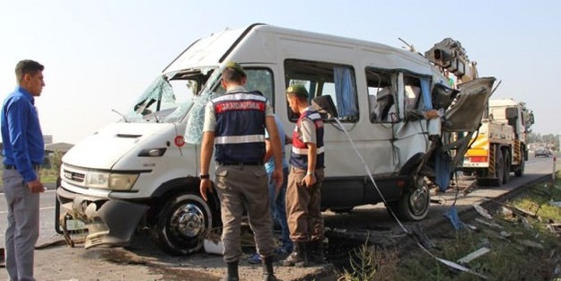 Öğrenci servisi minibüse çarptı: 29 yaralı!