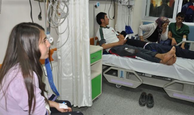 Öğrenci servisi otomobile çarpıştı: 15 yaralı!