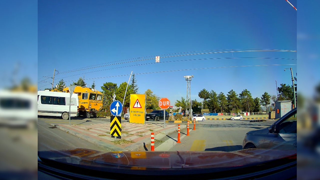 Öğrenci servisi saniyelerle kurtuldu! Hemzemin geçitte faciadan dönüldü