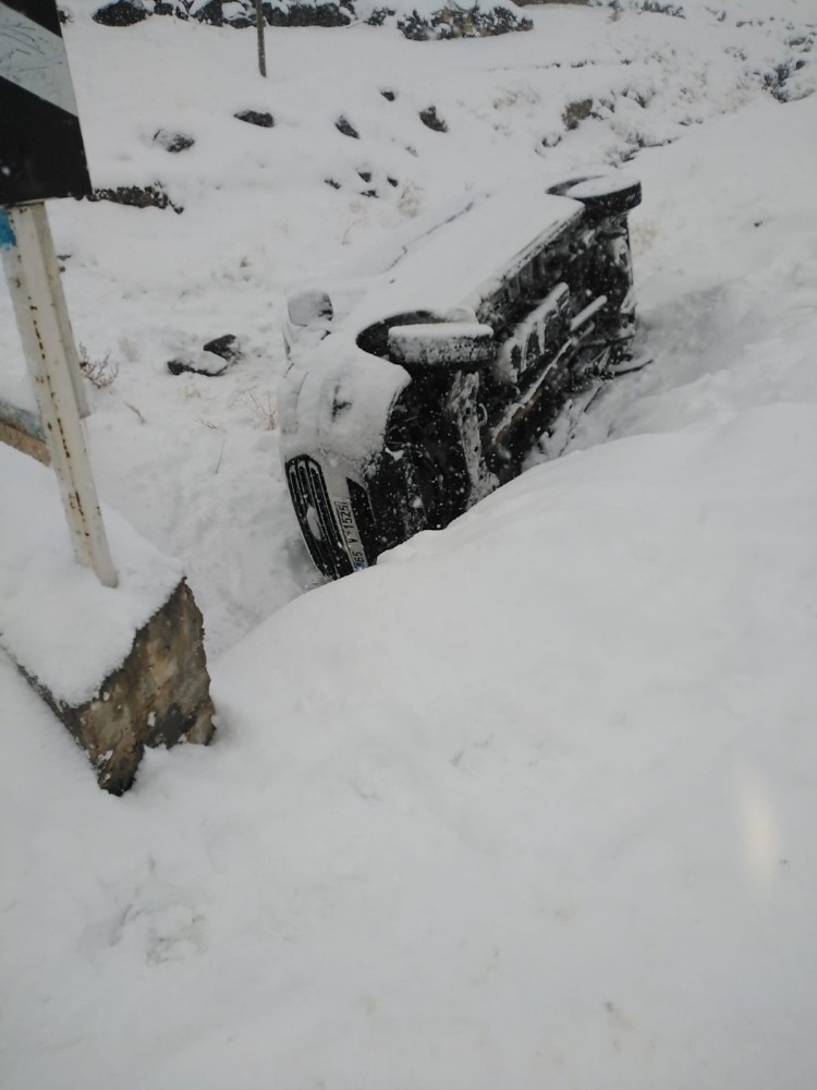 Öğrenci servisi şarampole devrildi: 15 yaralı 