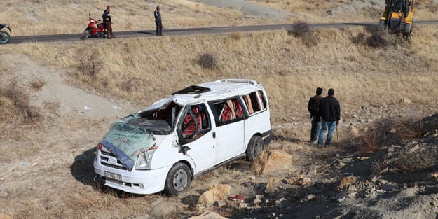Öğrenci servisi şarampole devrildi: Yaralılar var
