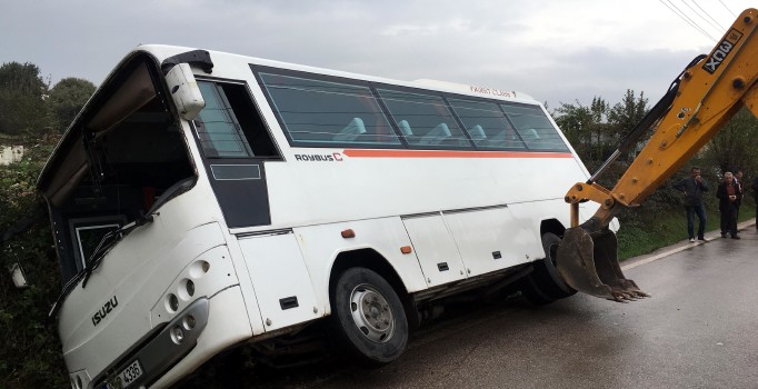 Öğrenci servisi su kanalına düştü: 3 kişi yaralı