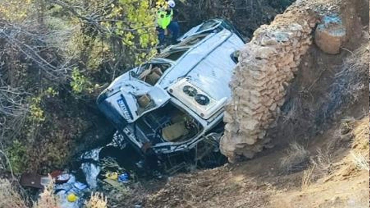 Öğrenci servisi uçuruma düştü! 14 yaralı