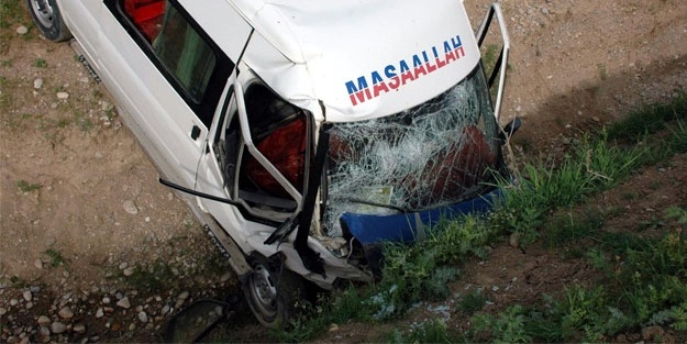 Öğrenci servisiyle otomobil çarpıştı