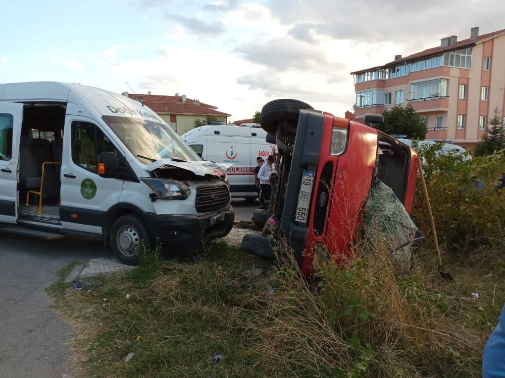 Öğrenci servisiyle tarım işçilerini taşıyan minibüs çarpıştı: 5 yaralı 