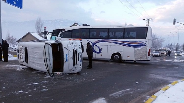 Öğrenci taşıyan araç kaza yaptı: 18 öğrenci yaralı