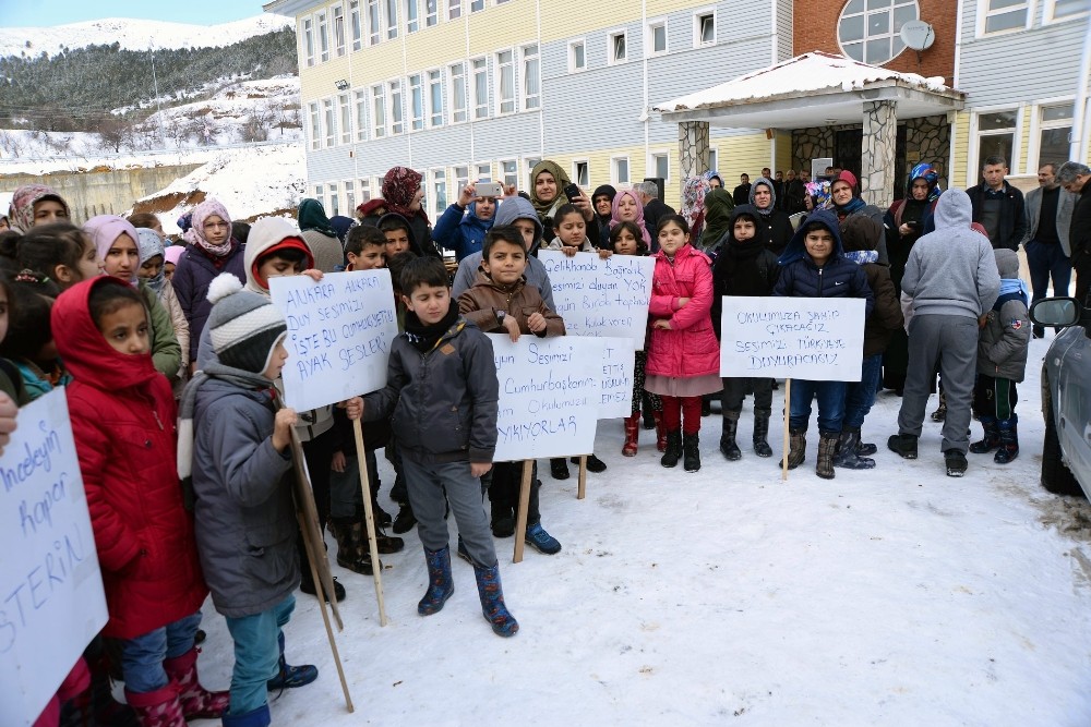 Öğrenci ve veliler, tahliye edilen okul önünde protesto yaptı 