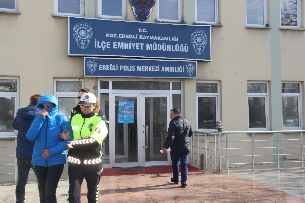 Öğrenci velilerini dolandırdığı iddia edilen kadın adliyede 